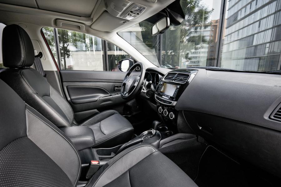Интерьер Mitsubishi ASX 2016 года  (фото 1 из 50)